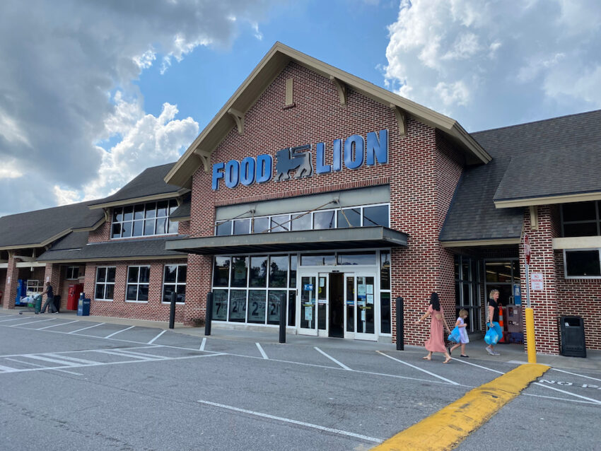 Food Lion on the Plaza: A Community Grocery Staple Food Lion on the Plaza: A Community Grocery Staple